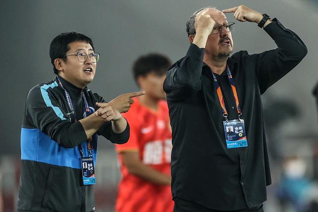 巴神时隔1701天重返意甲 球迷想要球衣巴神脱球裤