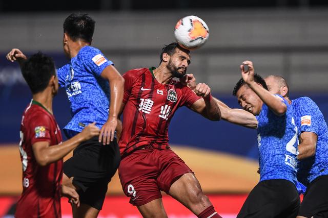 巴神时隔1701天重返意甲 球迷想要球衣巴神脱球裤