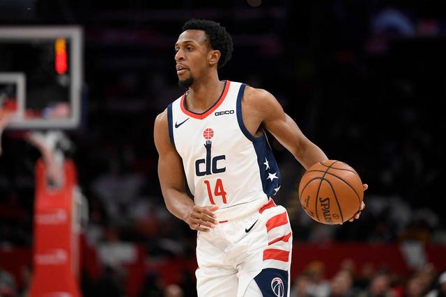 滕哈格回曼彻斯特与妻子晚餐 经纪人团队成员在场